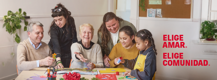 Campaña de Cáritas «Elige amar. Elige comunidad» con voluntarios y familias en un taller parroquial