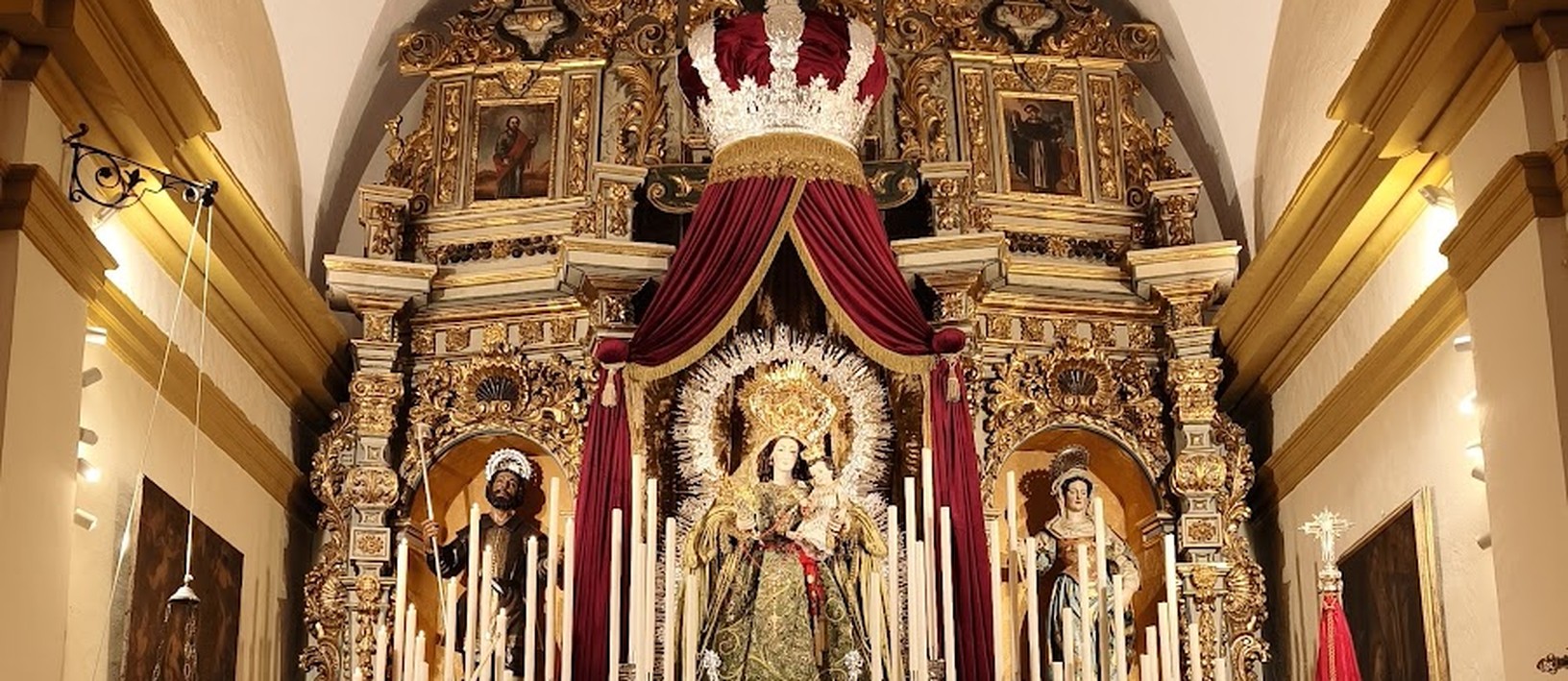 Altar mayor con la Virgen de la Granada en la Parroquia de San Isidro